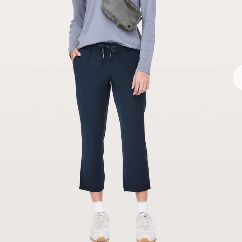 Lululemon Navy On The Fly Crop Woven 23”| Size 6
